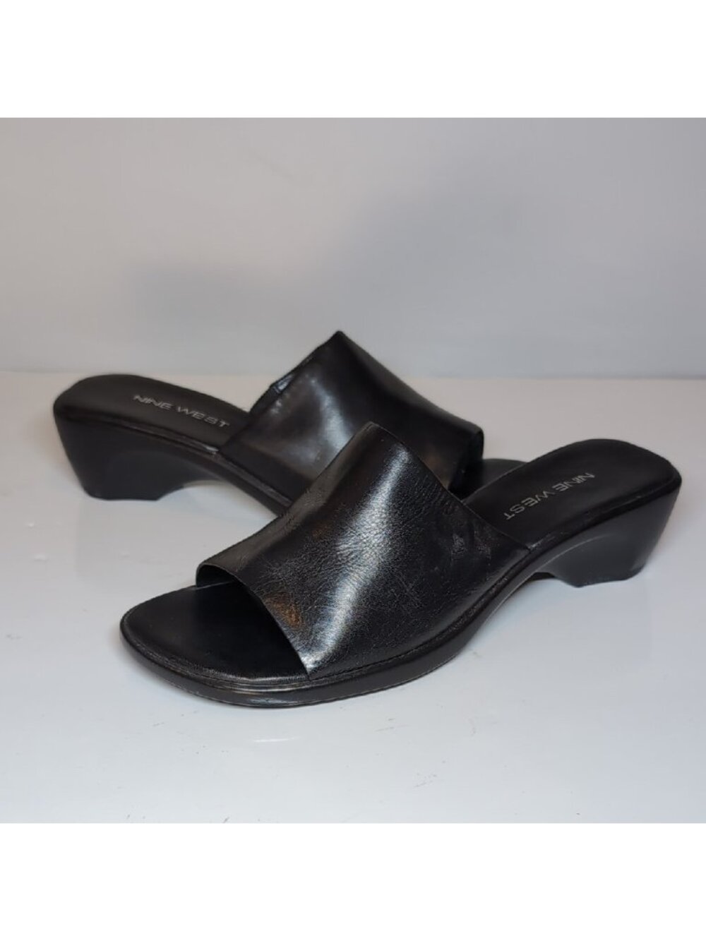 💠Nine West Grimace Black Leather Low Wedge Slide Sandals Womens Size 6 - Picture 2 of 11